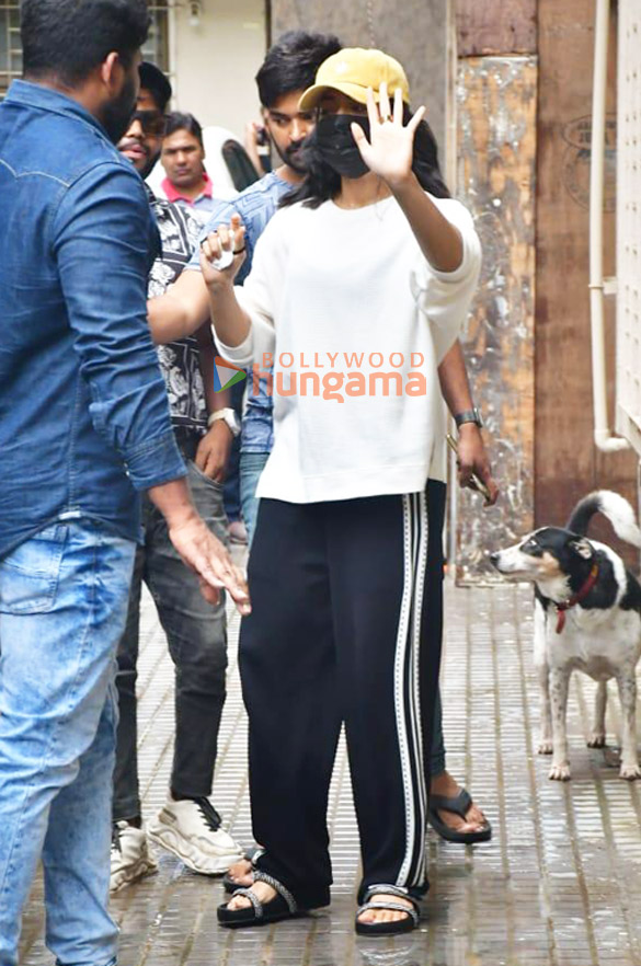 photos rashmika mandanna snapped in juhu 1 2