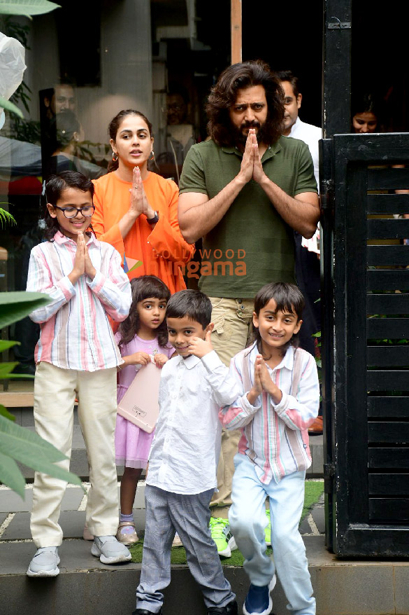 photos riteish deshmukh and genelia deshmukh snapped with their family outside a restaurant in bandra 1