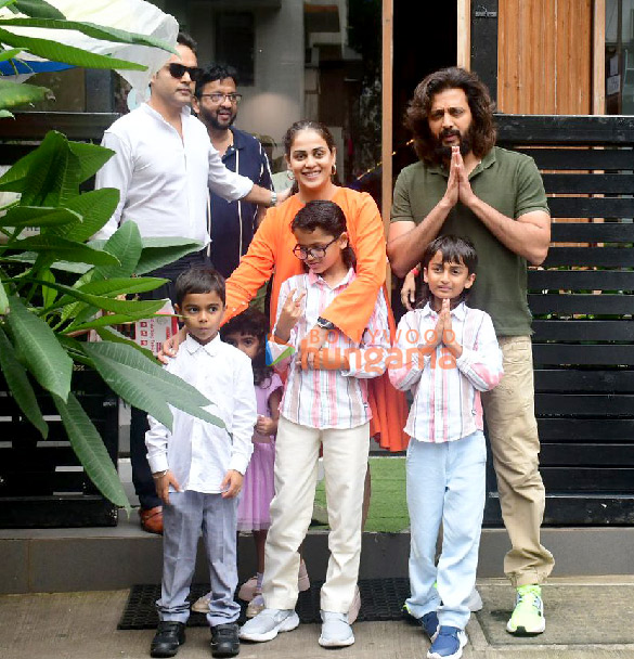 photos riteish deshmukh and genelia deshmukh snapped with their family outside a restaurant in bandra 2