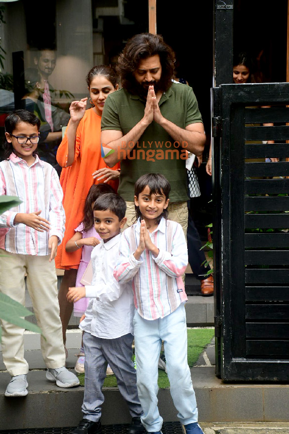 photos riteish deshmukh and genelia deshmukh snapped with their family outside a restaurant in bandra 6