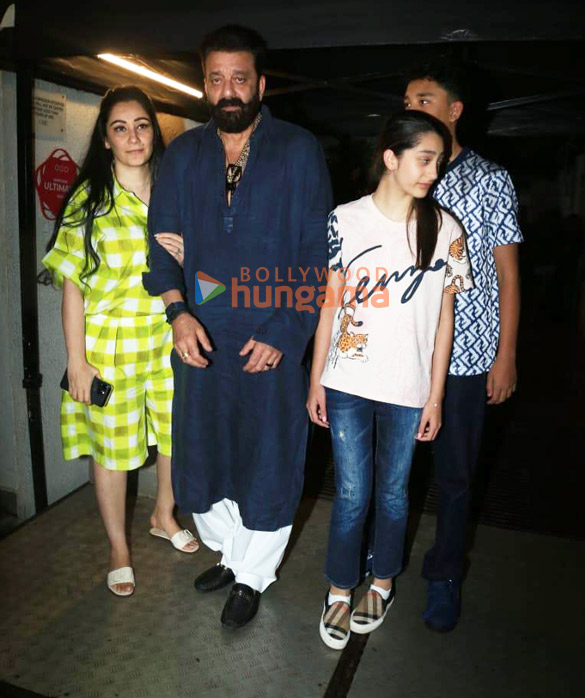 photos sanjay dutt snapped with family in bandra 1