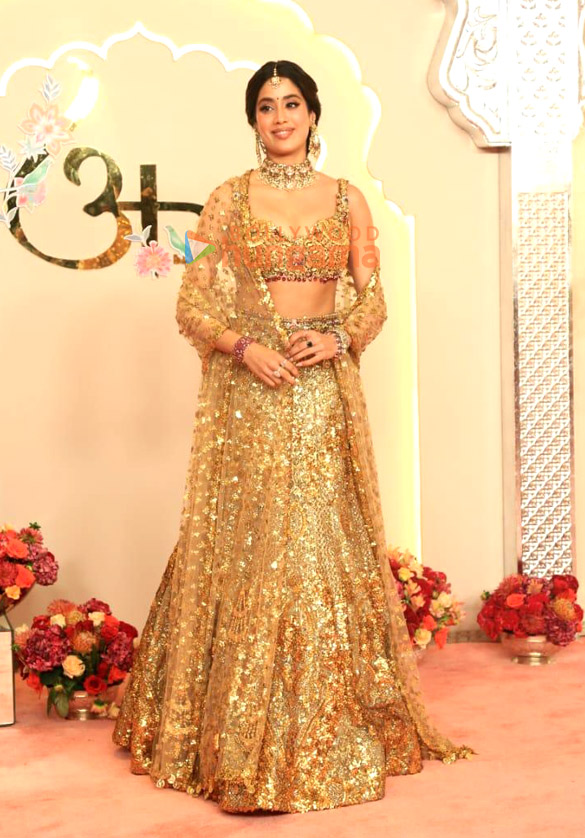 photos shah rukh khan salman khan aishwarya rai bachchan amitabh bachchan janhvi kapoor ananya panday john cena sara ali khan and others attend the wedding ceremony of anant ambani and radhika 2 photos shah rukh khan salman khan aishwarya rai bachchan amitabh bachchan janhvi kapoor ananya panday john cena sara ali khan and others attend the wedding ceremony of anant ambani and radhika 2