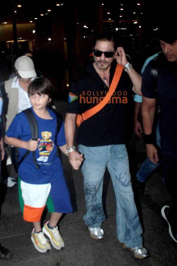 photos shah rukh khan and abram khan snapped at the airport 2