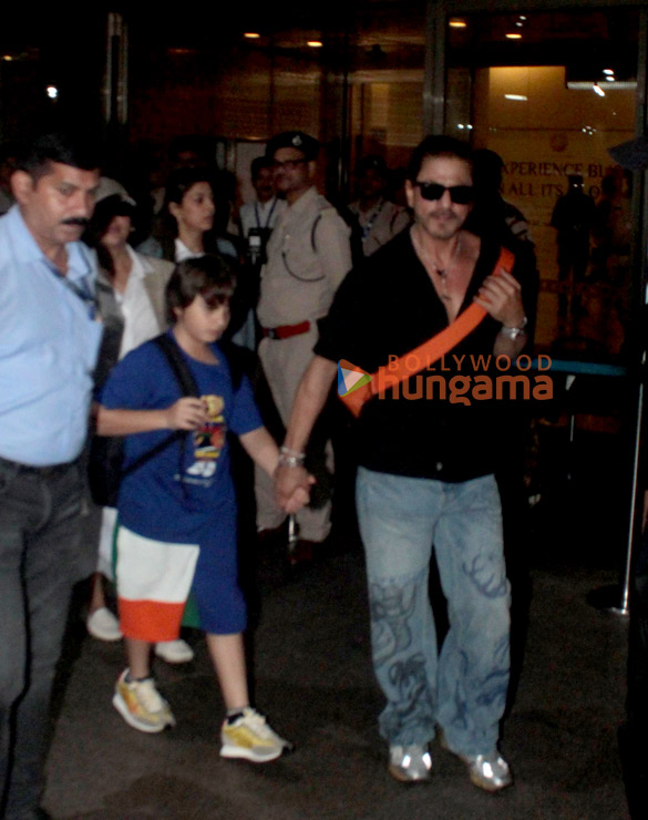 photos shah rukh khan and abram khan snapped at the airport 3