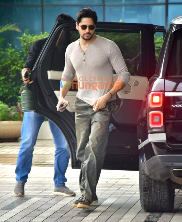 photos sidharth malhotra snapped in andheri 2 4