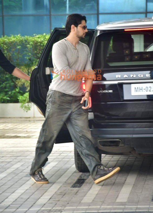 photos sidharth malhotra snapped in andheri 5 2