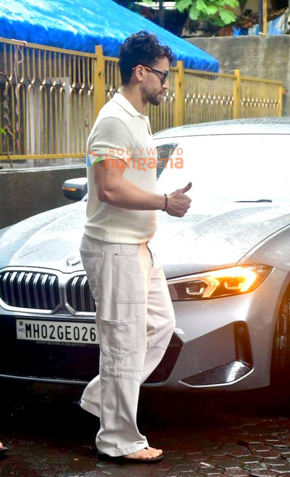 photos tiger shroff snapped in juhu 5