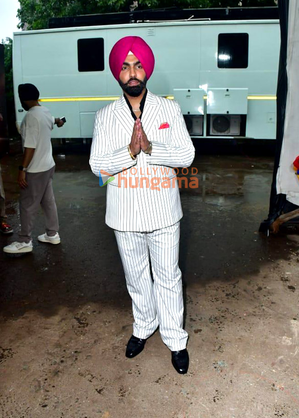 photos vicky kaushal and ammy virk snapped promoting bad newz on sets of superstar singer 3 1