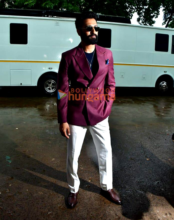 Photos Vicky Kaushal And Ammy Virk Snapped Promoting Bad Newz On Sets Of Superstar Singer 3 (3