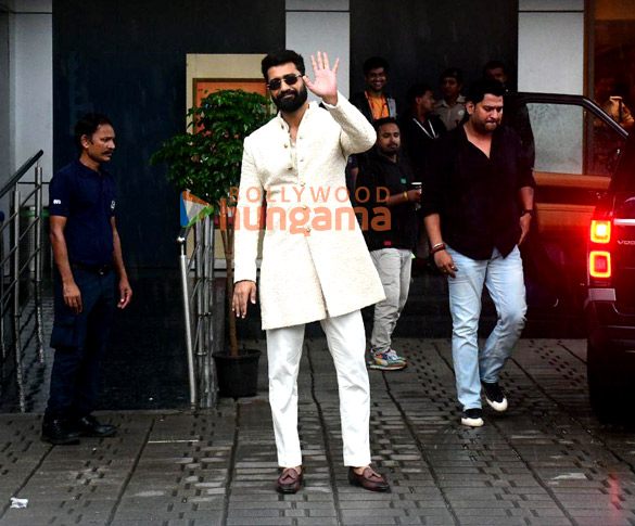 photos vicky kaushal snapped at kalina airport 5