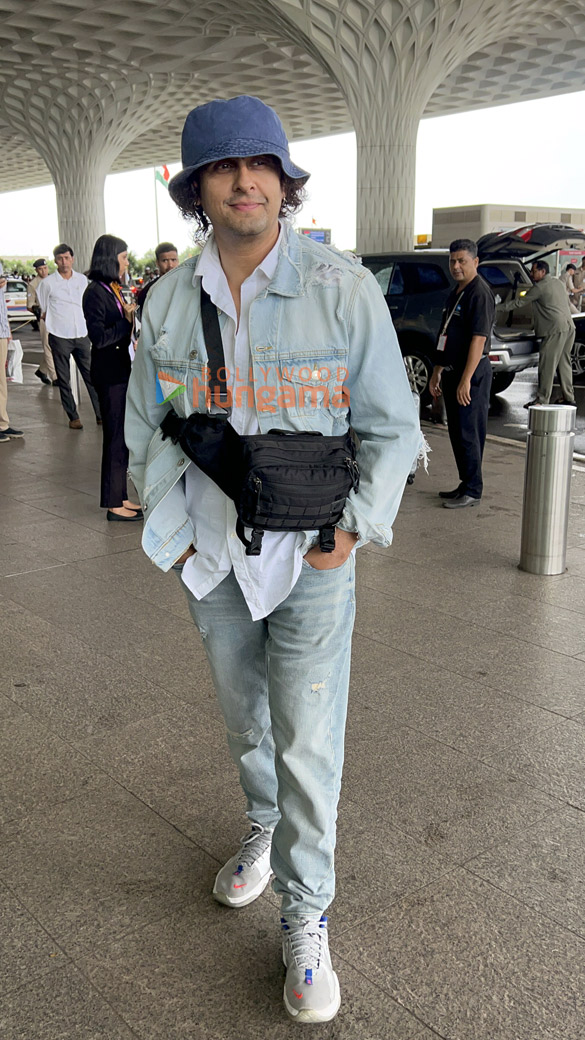 photos zahrah s khan and sonu nigam snapped at the airport 2