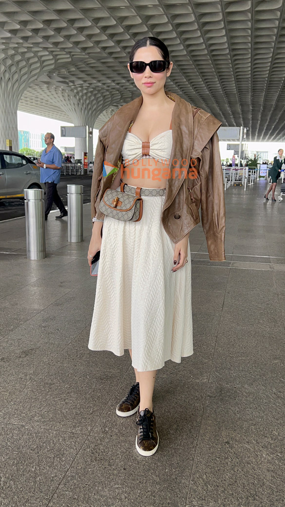 photos zahrah s khan and sonu nigam snapped at the airport 5