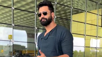 Punjabi Munda! Vicky Kaushal greets paps at the airport