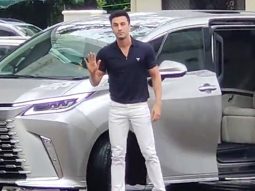Ranbir Kapoor waves at paps as he gets clicked in a casual look