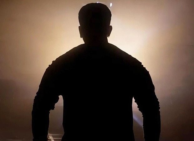 Salman Khan stands tall against dark backdrop in leaked photo from the sets of AR Murugadoss’ action-packed Sikandar Salman Khan stands tall against dark backdrop in leaked photo from the sets of AR Murugadoss’ action-packed Sikandar