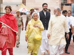 Jaya Bachchan, Abhishek Bachchan and Shweta Nanda offer prayers at Kashi Vishwanath Temple, see photos