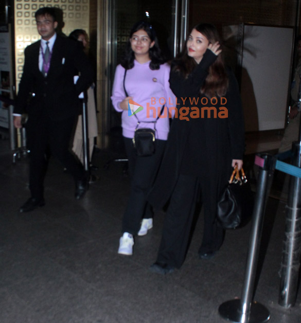 photos aishwarya rai bachchan and aaradhya bachchan snapped at the airport 2