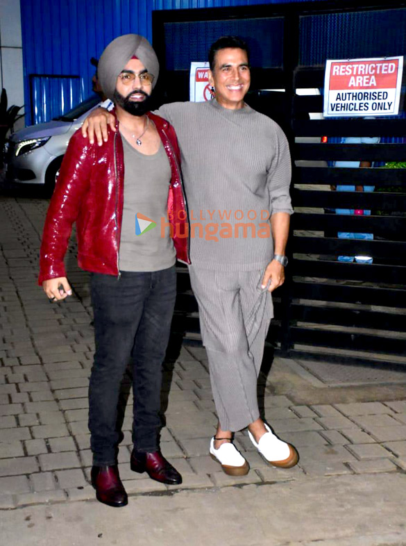 photos akshay kumar fardeen khan vaani kapoor and the team of khel khel mein snapped at kalina airport 3