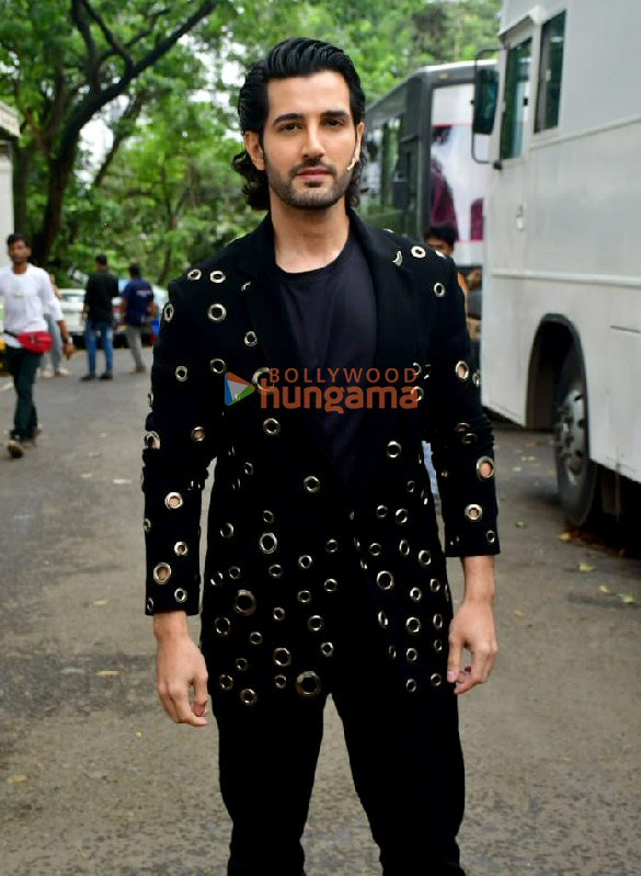 photos akshay kumar vaani kapoor fardeen khan and team khel khel mein snapped on the sets of bigg boss marathi 8