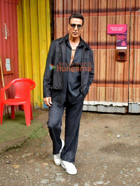 photos akshay kumar vaani kapoor fardeen khan and team khel khel mein snapped on the sets of bigg boss marathi 9