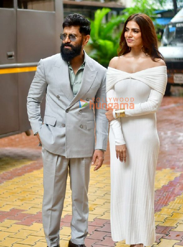 photos chiyaan vikram and malavika mohanan snapped during thangalaan promotions 3