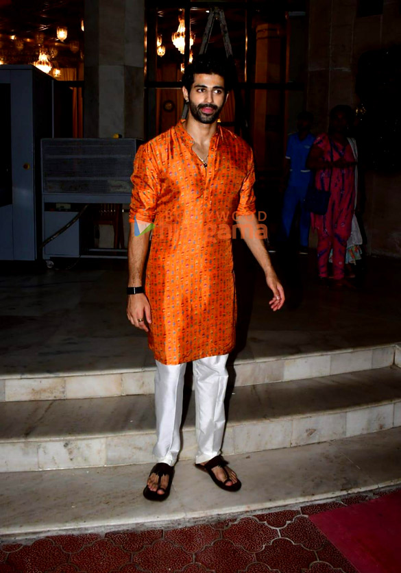 photos dhvani bhanushali aashim gulati and vinod bhanushali visit iskcon temple juhu 1