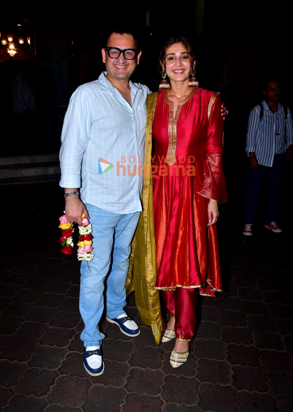 photos dhvani bhanushali aashim gulati and vinod bhanushali visit iskcon temple juhu 5