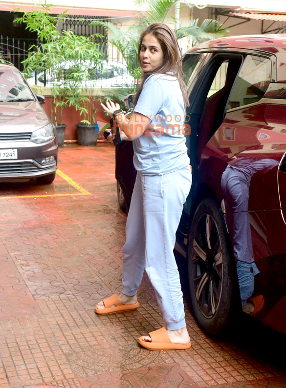 photos genelia deshmukh spotted outside a clinic in bandra 3