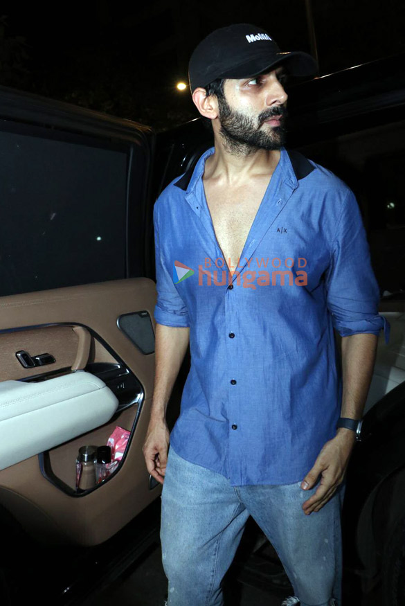photos kartik aaryan ananya panday suhana khan and others snapped in bandra 6