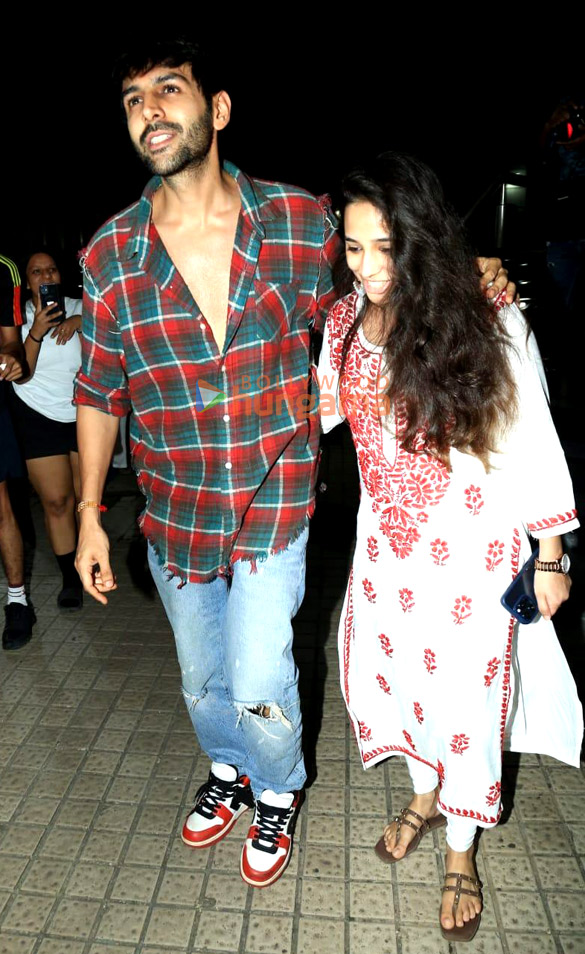 photos kartik aaryan and her sister kritika tiwari snapped at juhu pvr 4