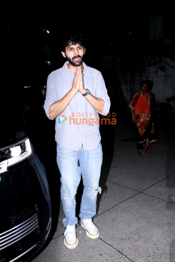 photos kartik aaryan snapped in bandra 1 9