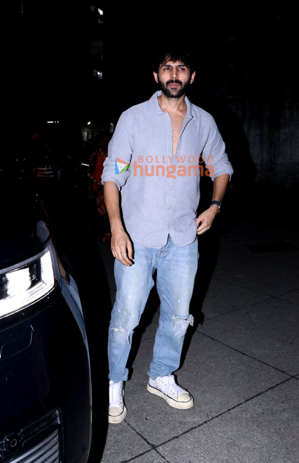 photos kartik aaryan snapped in bandra 2 9