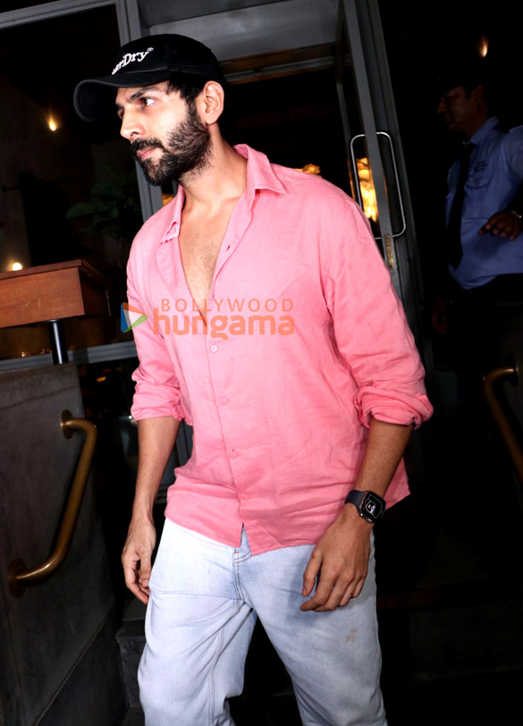 photos kartik aaryan snapped in bandra 3 7