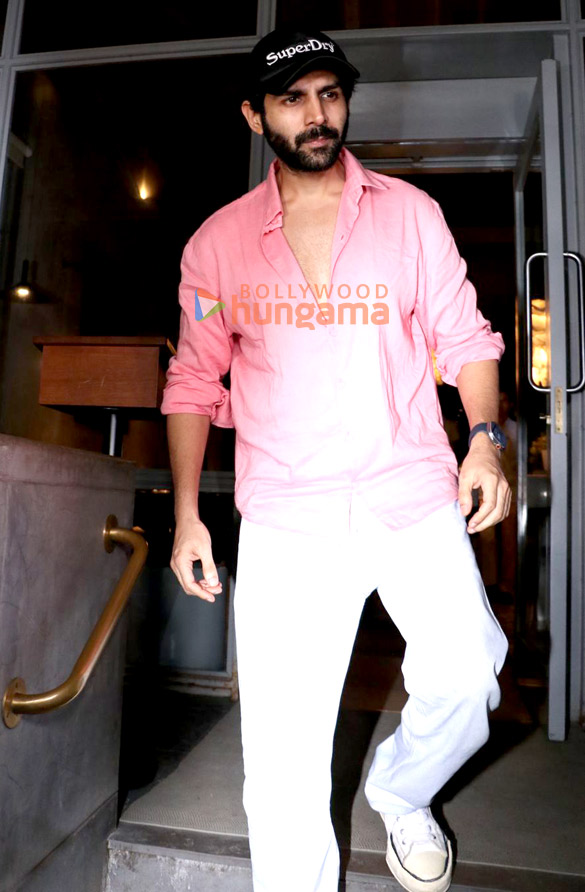 photos kartik aaryan snapped in bandra 4 7