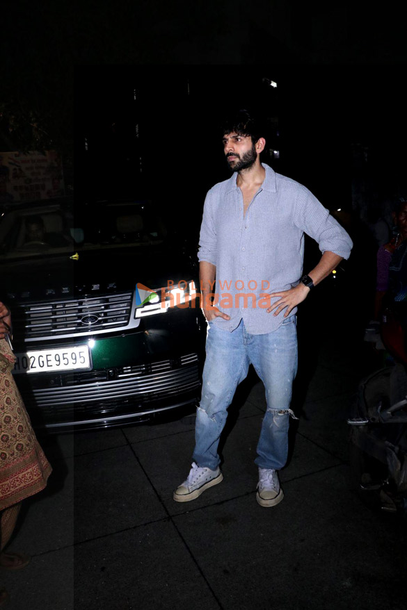 photos kartik aaryan snapped in bandra 6 2
