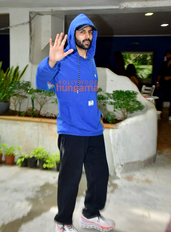 photos kartik aaryan snapped in juhu 1 34