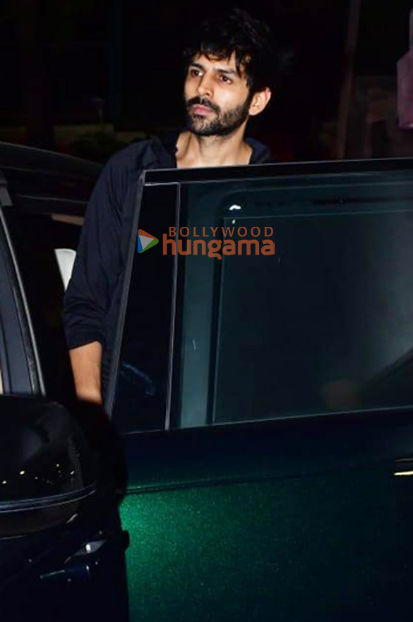 photos kartik aaryan snapped in juhu 1 32