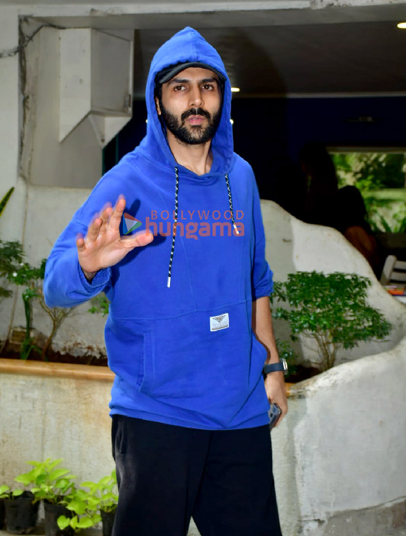 photos kartik aaryan snapped in juhu 2 34