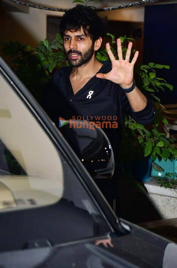 Photos: Kartik Aaryan snapped in Juhu Photos: Kartik Aaryan snapped in Juhu
