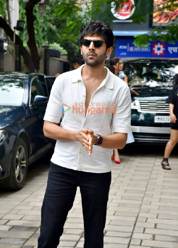 photos kartik aaryan snapped outside t series office in andheri 4
