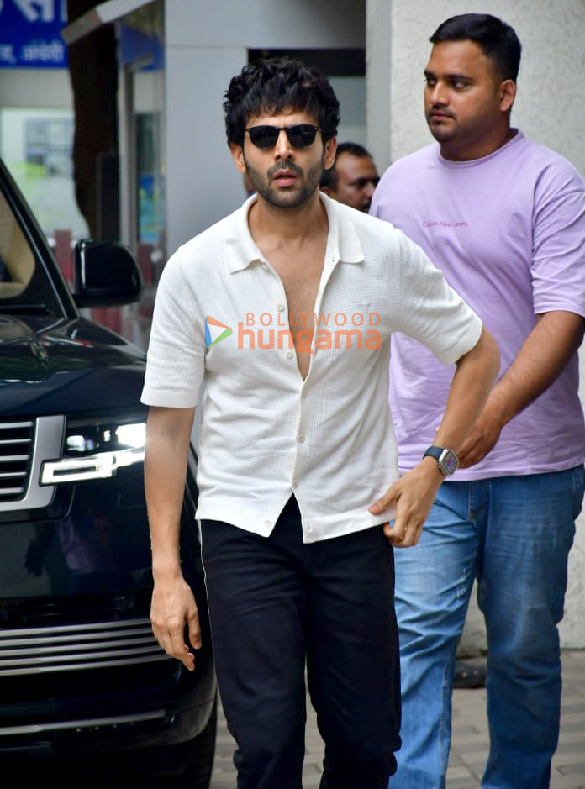 photos kartik aaryan snapped outside t series office in andheri 6
