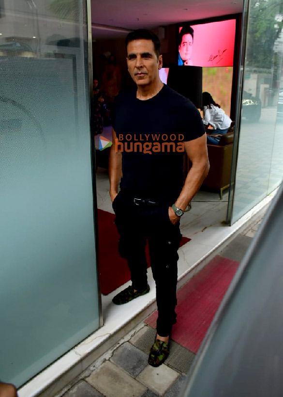 photos khel khel mein cast akshay kumar vaani kapoor and more snapped at t series office in andheri 8