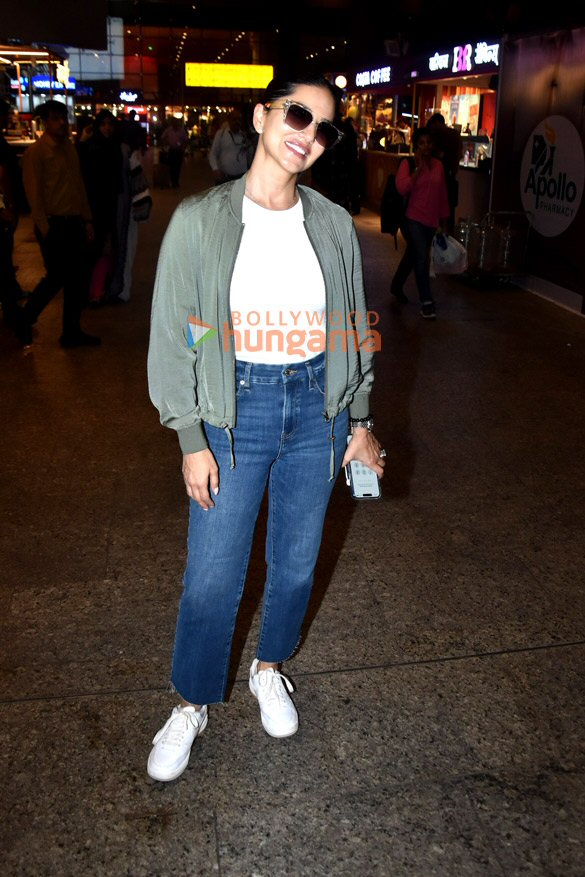 photos kiara advani sunny leone and ayushmann khurrana snapped at the airport 5