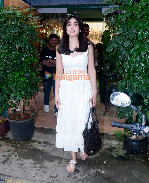 photos kritika kamra snapped out and about in mumbai 3