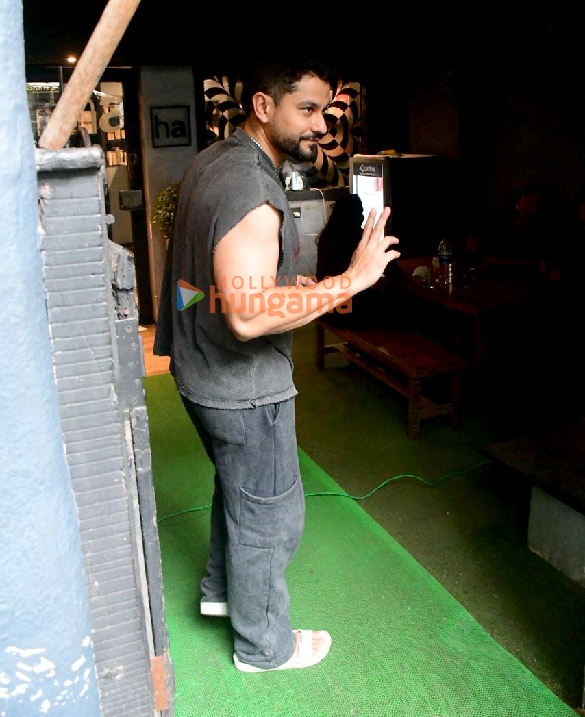 photos kunal kemmu snapped outside a salon in khar 1