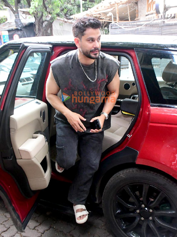 Photos: Kunal Kemmu snapped outside a salon in Khar Photos: Kunal Kemmu snapped outside a salon in Khar