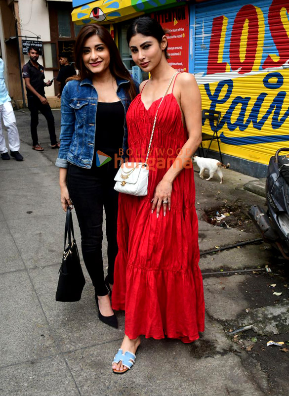 Photos: Mouni Roy snapped at a cafe in Bandra Photos: Mouni Roy snapped at a cafe in Bandra