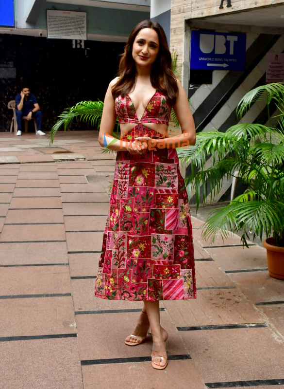photos pragya jaiswal snapped in juhu 1