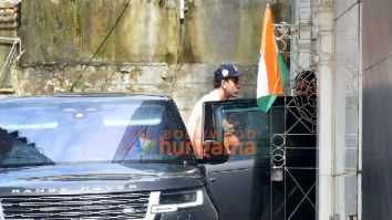 Photos: Ranbir Kapoor snapped at Linking Road in Khar