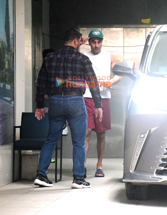 photos ranbir kapoor spotted outside a clinic in bandra 3